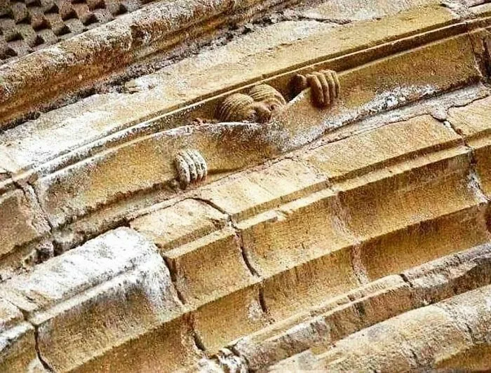 Средневековый юмор. Аббатство Сент-Фуа в Конке, Франция.