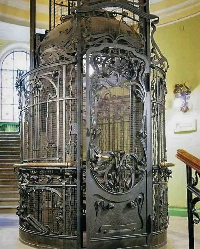 Паровой лифт в Санкт-Петербурге.