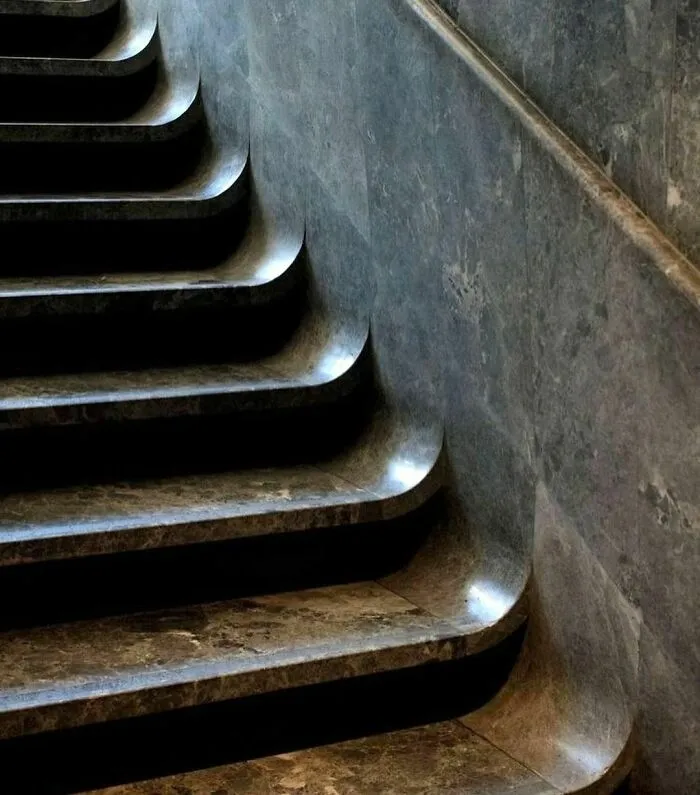 Красивые мраморные ступени, ведущие в галерею отеля National des Arts et Metiers в Париже.