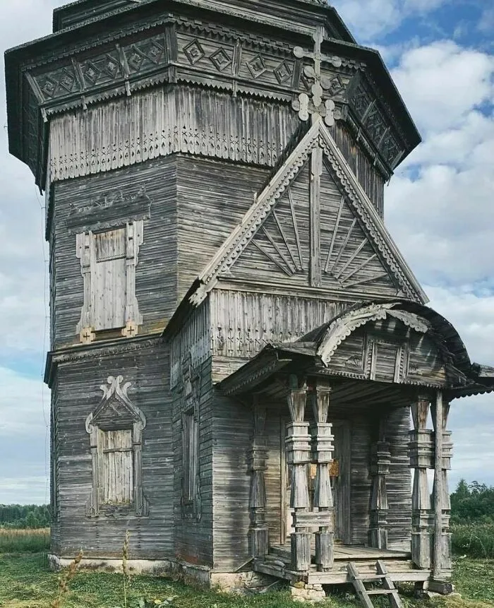 Древняя деревянная православная церковь.