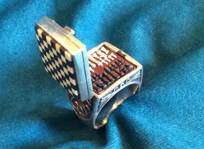 Миниатюрные шахматы в кольце.