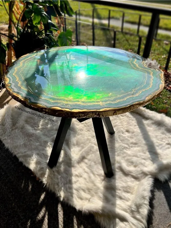 Столик из смолы, украшенный аметистом и кварцем.