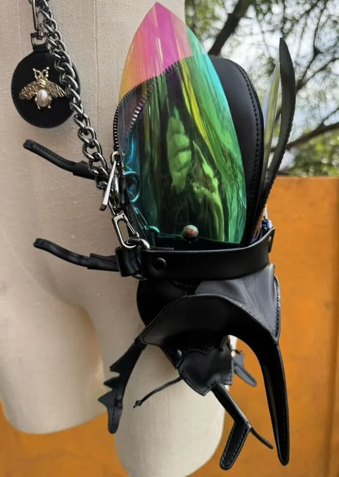 «Я делаю эти сумки в форме жуков со сменными надкрыльями».