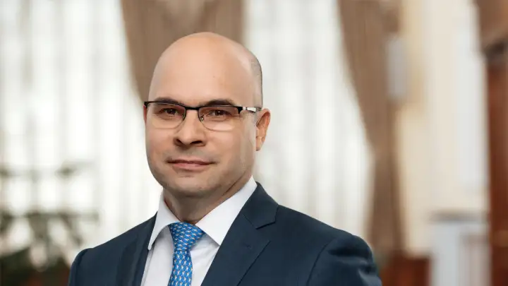 Галстук с довольными крысками обнаружен у топ-менеджера Центробанка России