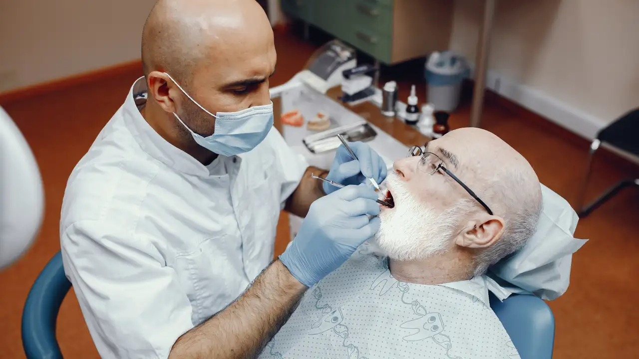 Осмотр у стоматолога.