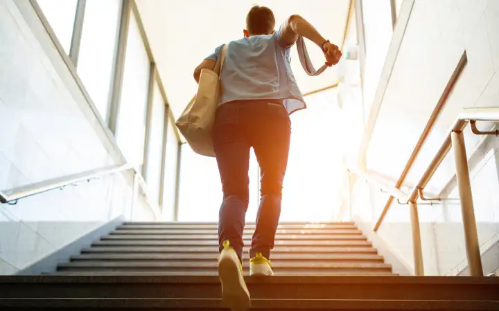 Подъем по лестнице.