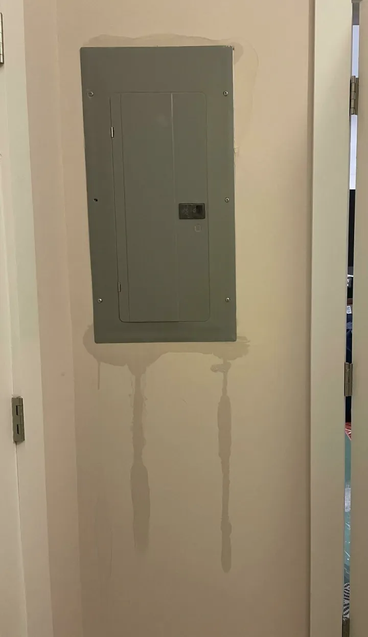 «Из стиральной машины в квартире надо мной сутками лилась вода, и никто не замечал этого, пока она не начала литься из моего выключателя».