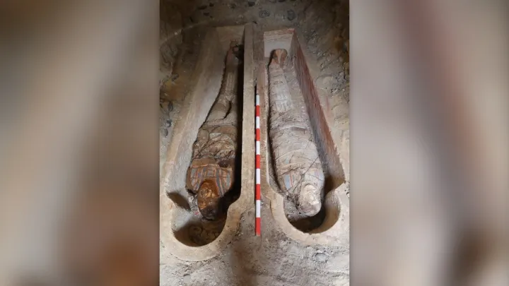 Две мумии, найденные в Оксиринхе.