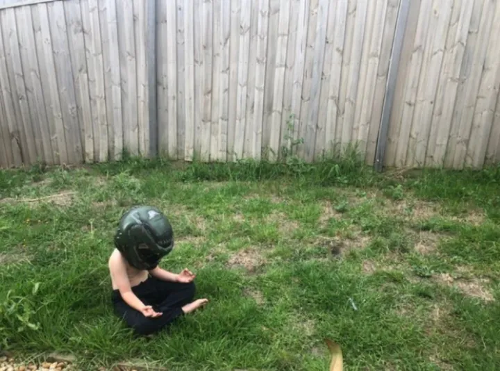 «Мой ребенок сказал, что ему нужна минутка покоя, и пошел во двор медитировать».