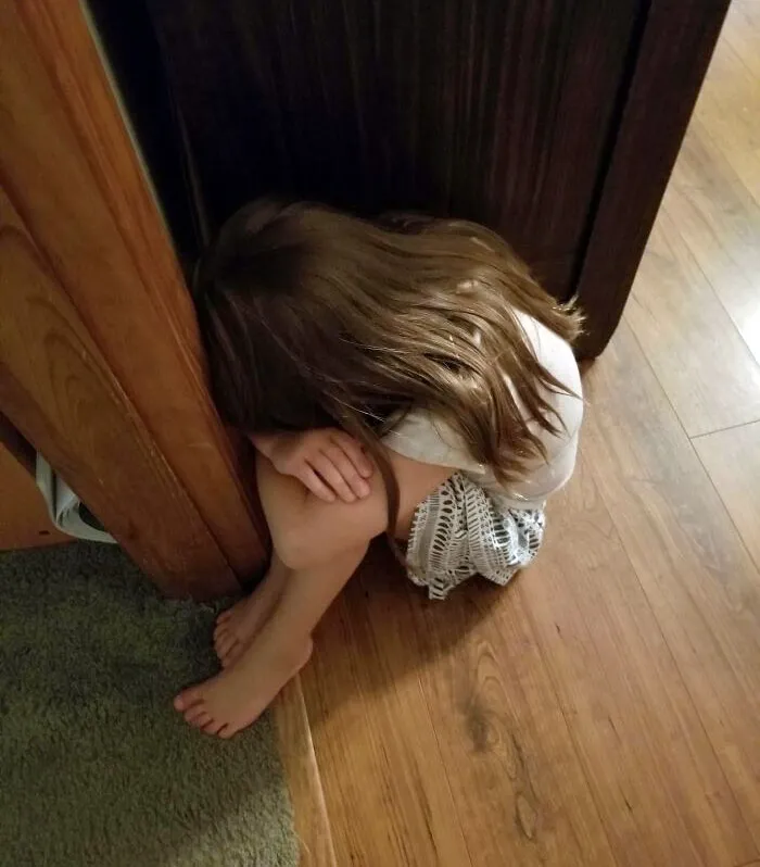 «Она плачет, потому что ее брат с гордостью объявил о размерах его фекалий, но смыл их прежде, чем она успела увидеть».