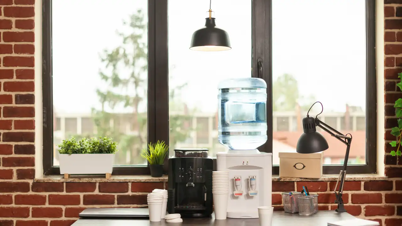 Кулер для воды.