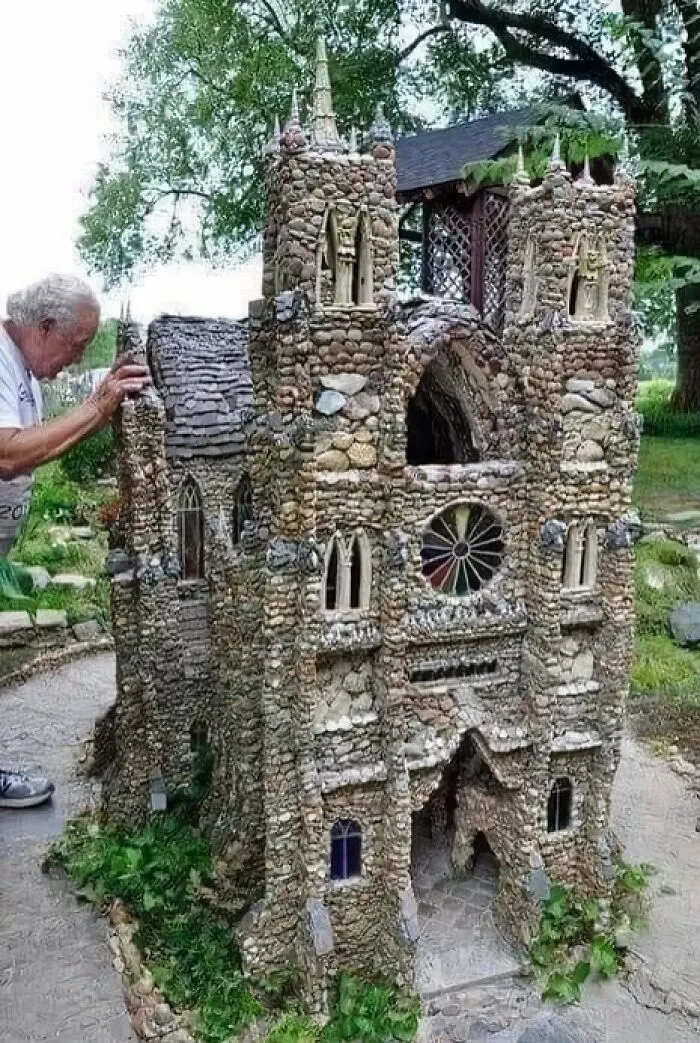 Мужчина построил этот удивительный замок из гальки, ракушек и битого стекла без каких-либо инструкций.