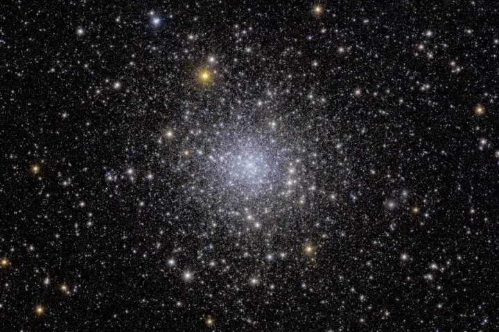 Скопление NGC 6397.