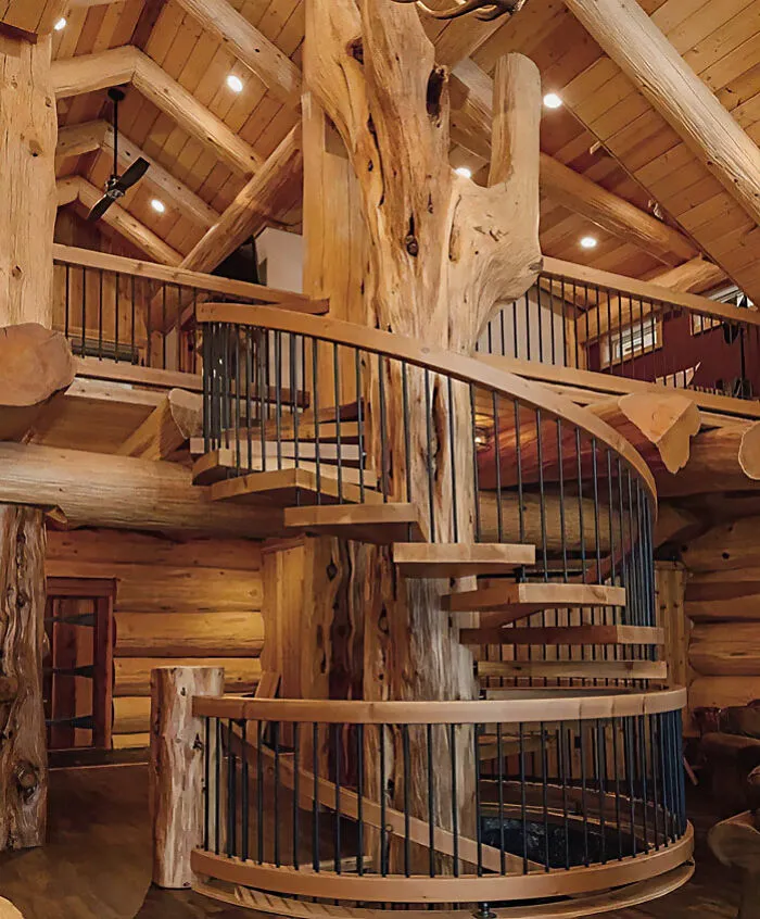 Винтовая деревянная лестница.