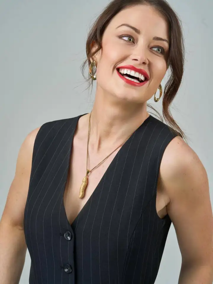 После специальной обработки материал помещается в драгоценную оправу, а итоговая стоимость аксессуара достигает 1,1 миллиона рублей.