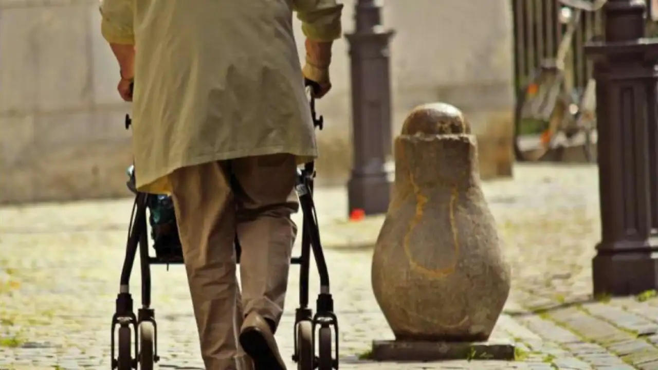 Пожилой мужчина.