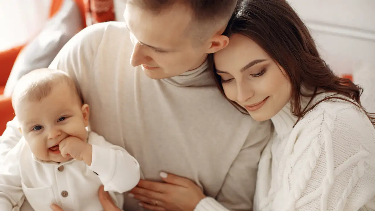 Родители с ребенком.