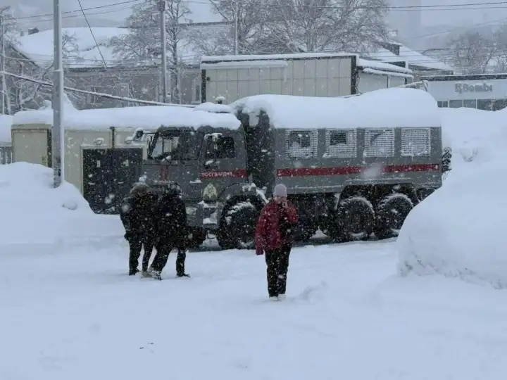 Машины Росгвардии перевозят граждан вместо такси из-за страшных снегопадов. Машины Росгвардии перевозят граждан вместо такси из-за страшных снегопадов.