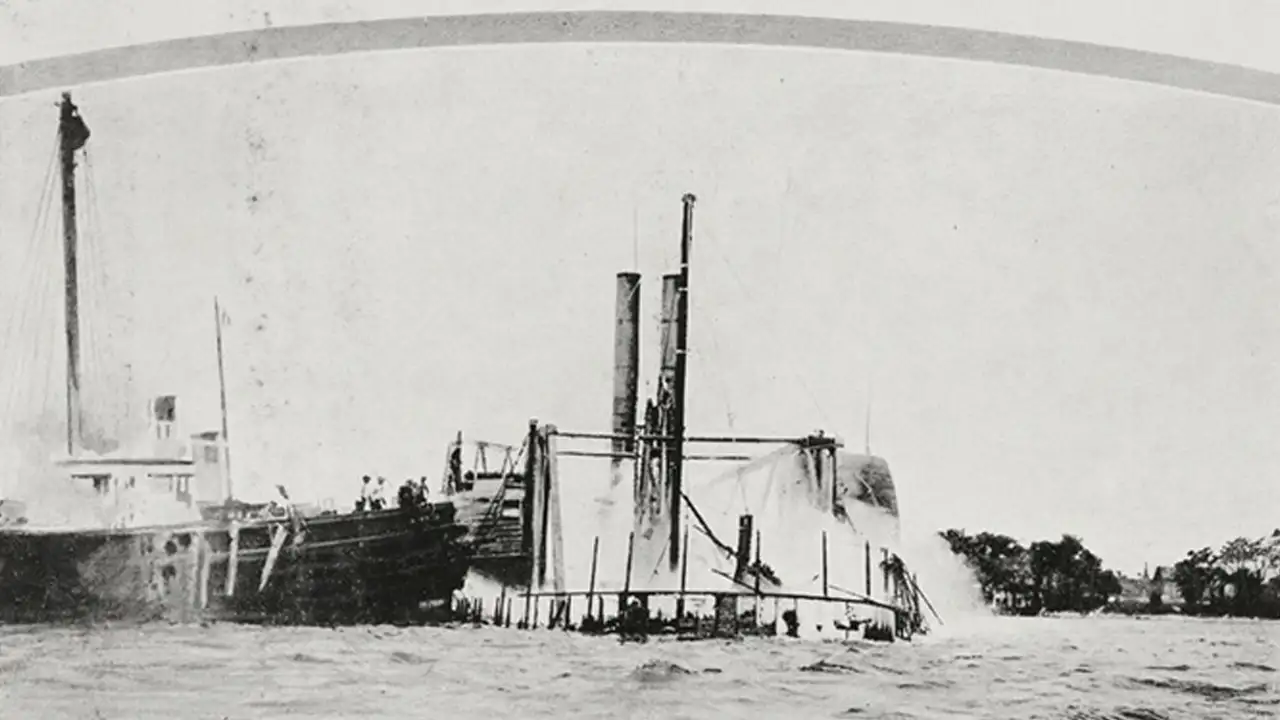 Пассажирский пароход «Генерал Слокум» потерпел крушение на пляже острова Норт-Бразер через час после пожара, Нью-Йорк, США.