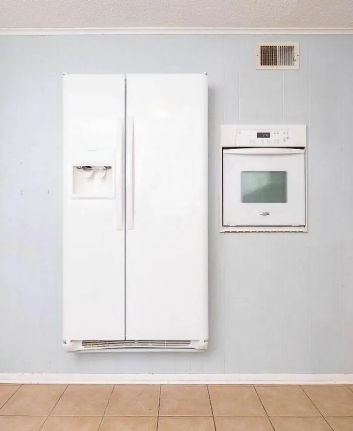 Подвесная духовка и подвесной холодильник.