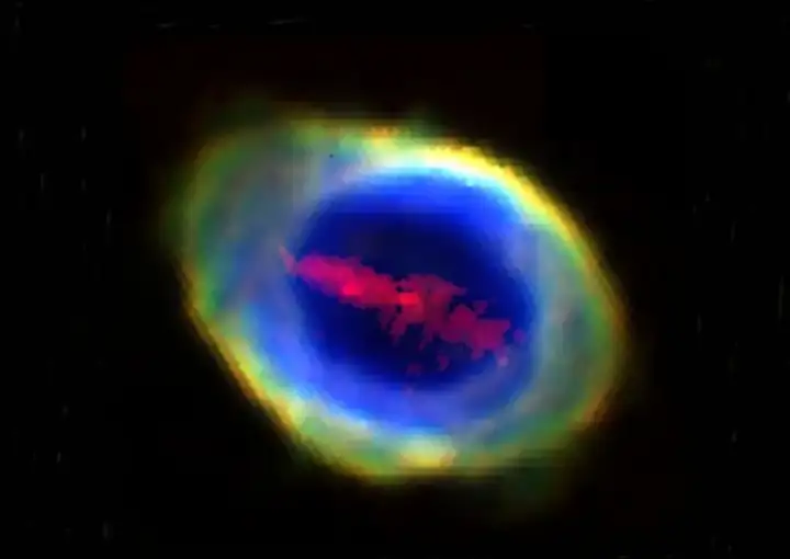 Учёные обнаружили загадочный железный «стержень» в центре туманности. Учёные обнаружили загадочный железный «стержень» в центре туманности.