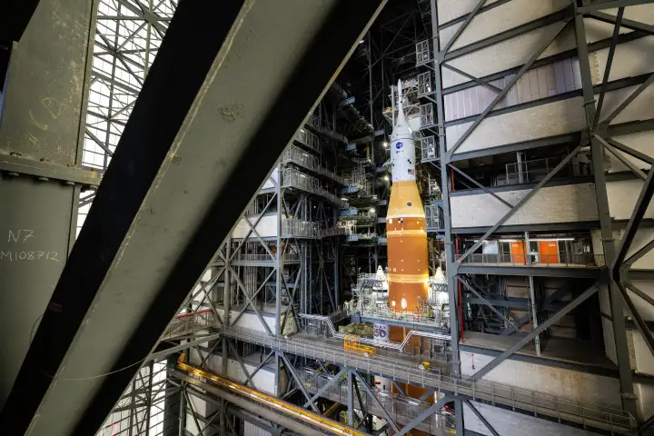 Ракета-носитель SLS (Space Launch System) и космический корабль Orion. Ракета-носитель SLS (Space Launch System) и космический корабль Orion.