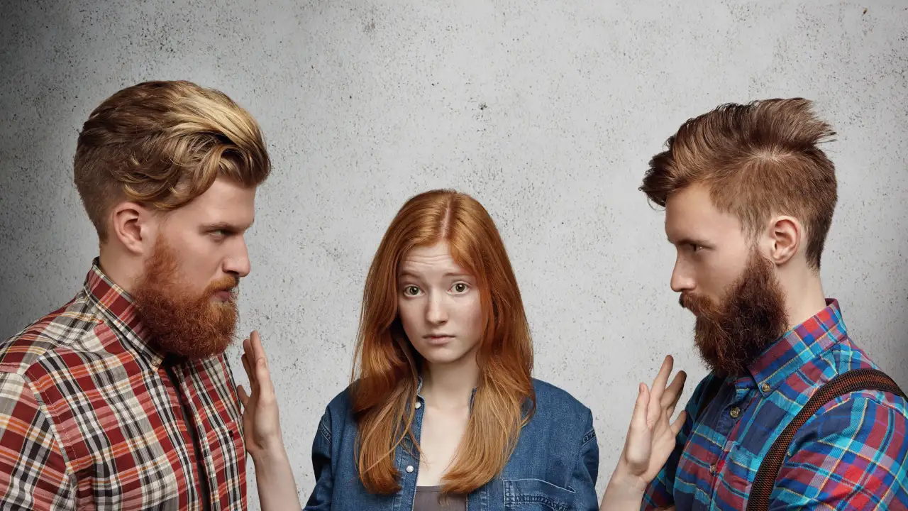 Люди спорят.