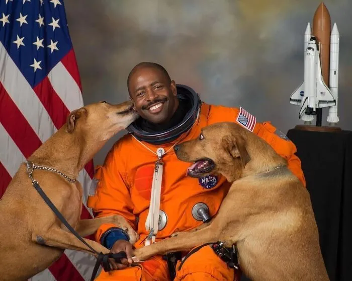 Это официальный портрет НАСА уже вышедшего на пенсию астронавта Леланда Мелвина.