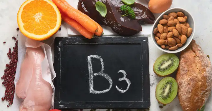 Витамина B3 особенно много в арахисе, курином мясе, тунце и семечках.