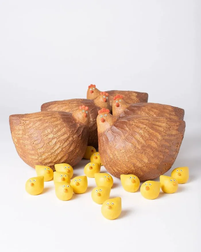 Курицы с цыплятами.