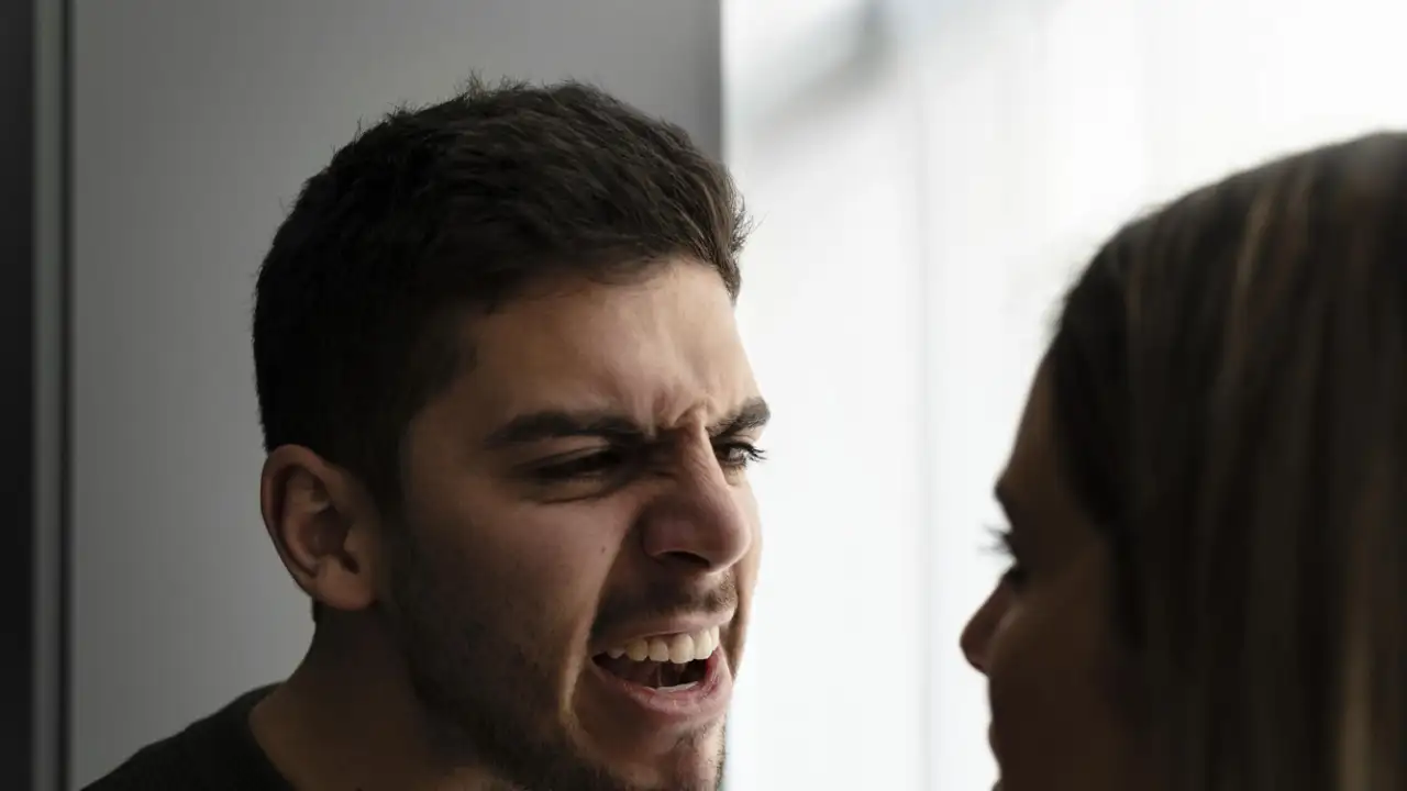 Парень злится на девушку.