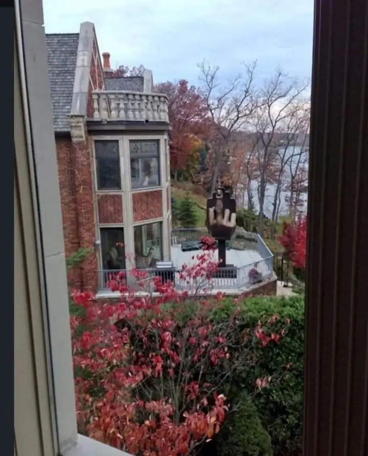 Мужчина купил дом по соседству с бывшей женой и установил напротив её окна 4-метровую бронзовую статую среднего пальца.