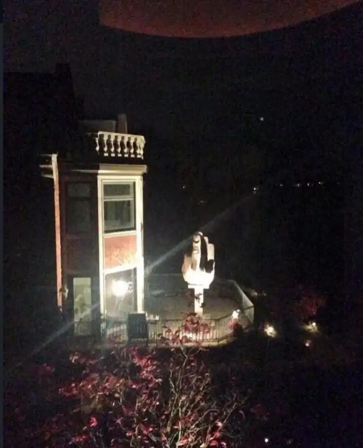 Он даже подсветил её прожекторами в сторону двора бывшей супруги.