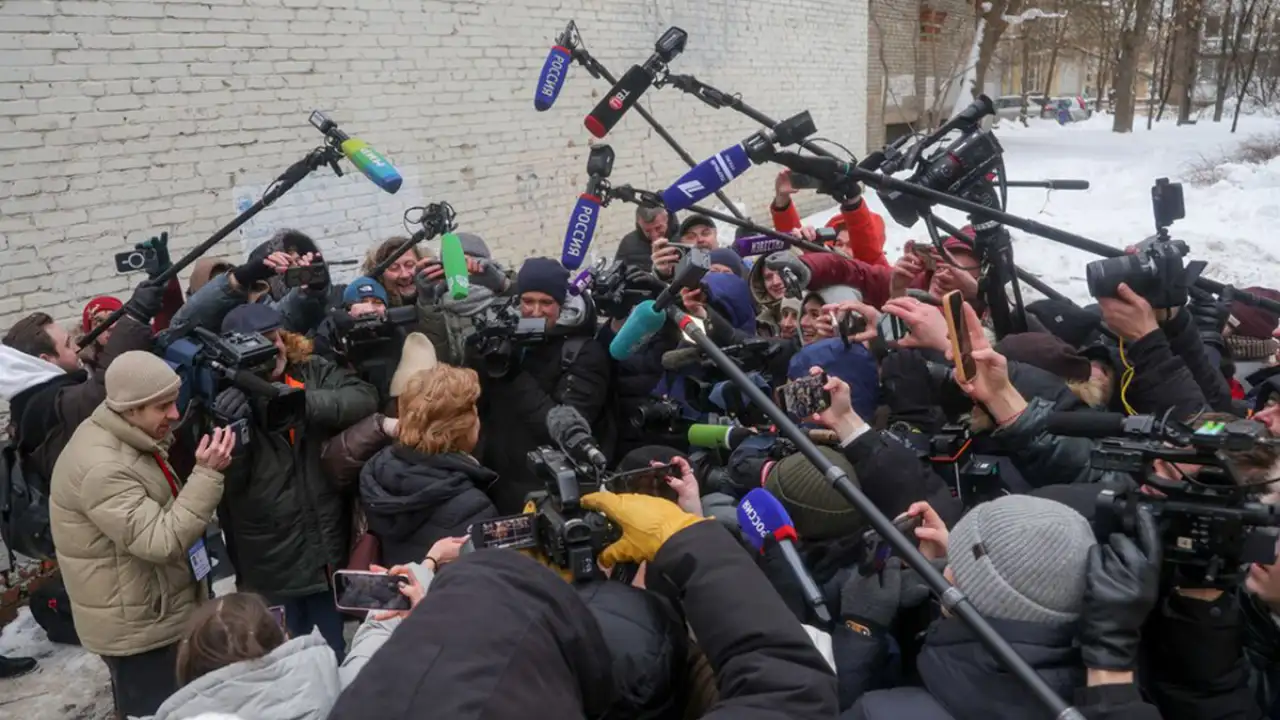 Адвокат Полины Лурье в окружении журналистов