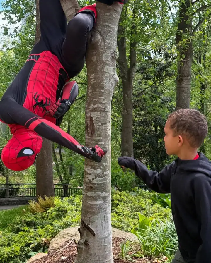 Видео его геройства завирусилось в соцсетях, и теперь весь город благодарит его за смелость.