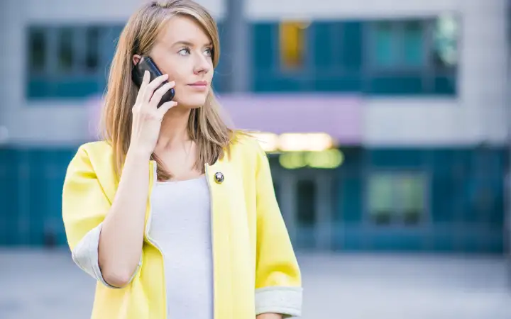 «Когда разговариваешь по телефону и слышишь собственное эхо с задержкой».