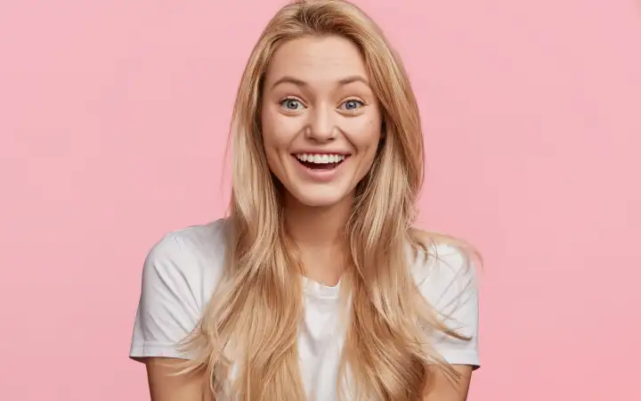 «Люди, которые улыбаются, широко раскрыв глаза».