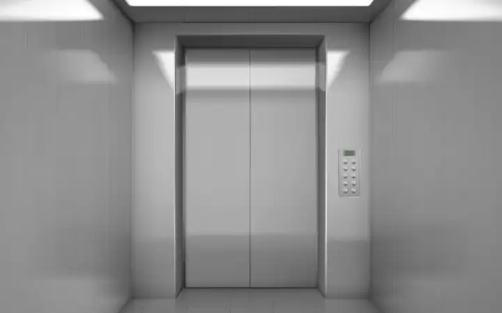 «Лифты. Они совершенно нормальны, безопасны и используются миллионами людей каждый день. Но каждый раз, когда закрываются двери, в голове возникает странная мысль: «А что, если я застряну здесь навсегда?» И хотя шансы практически равны нулю, чувство тревоги не проходит».