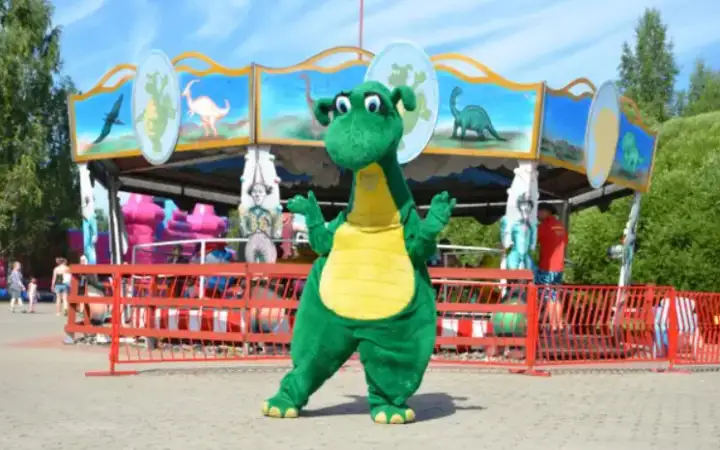 «Эти большеголовые ростовые куклы в парках развлечений. Мертвые глаза, застывшая улыбка... Жуть».