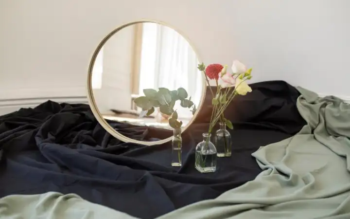 «Сон перед зеркалом. Когда просыпаюсь ночью и вижу свое отражение в темноте, мне становится жутко. Особенно когда я дома одна».