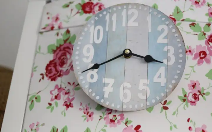 «Звук тикающих часов, когда я сплю вне дома. Этот звук успокаивает, когда я дома, но, если я сплю у друга или члена семьи, он мешает мне спать и вызывает неприятное ощущение в желудке».