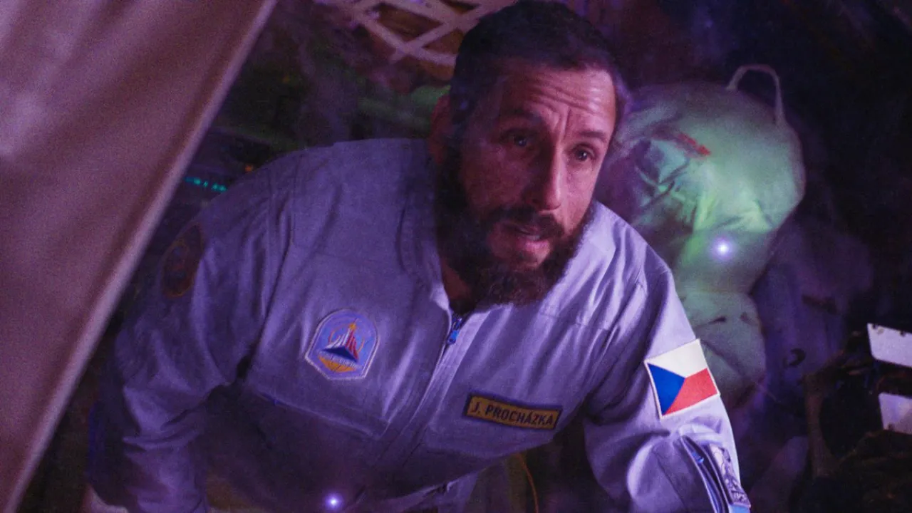 Адам Сэндлер в роли чешского астронавта.